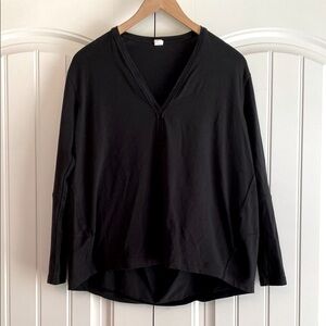 Lululemon Women’s Back In Action Long Sleeve V-Neck T Shirt Top Size 4‎ Black